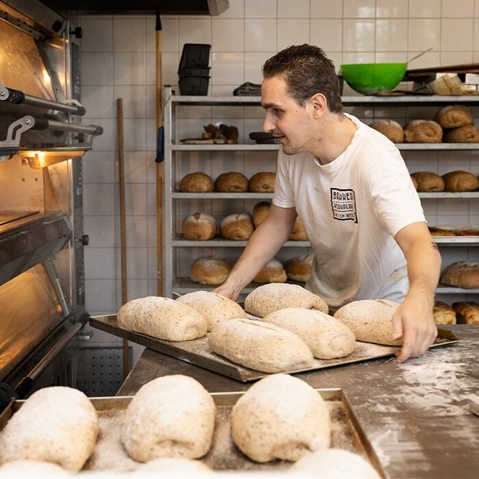 Bakker die verse broden bakt
