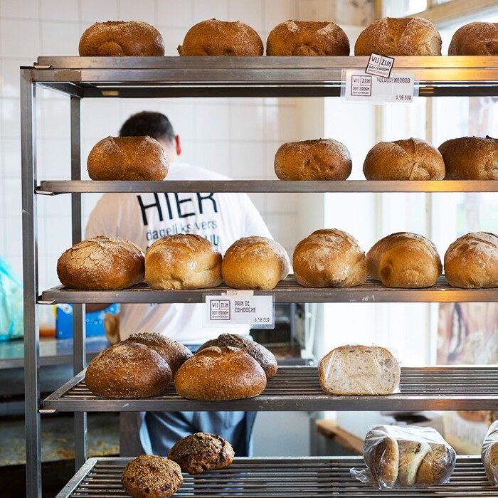 Versgebakken brood op afkoelwagen