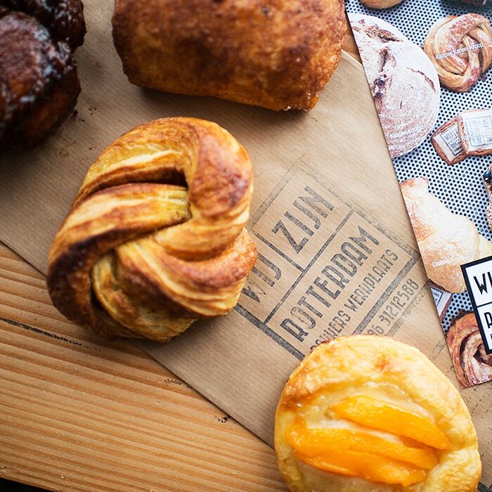 Geassorteerde gebakjes op een houten oppervlak