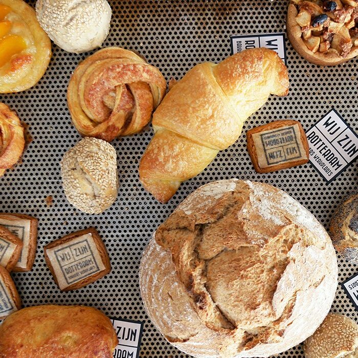 Geassorteerde gebakjes en broden op een blad