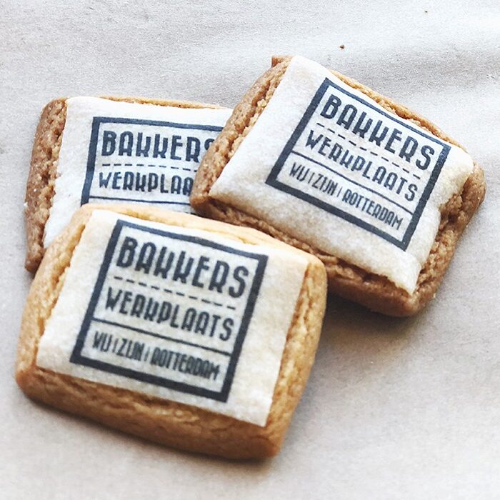 Drie koekjes met geprint label van Wij Zijn Rotterdam