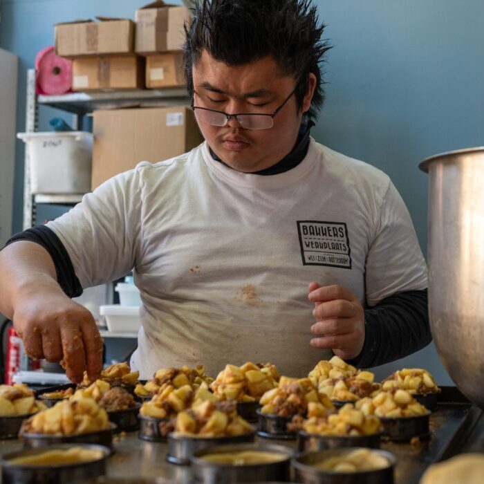 Bakker maakt appelrondjes