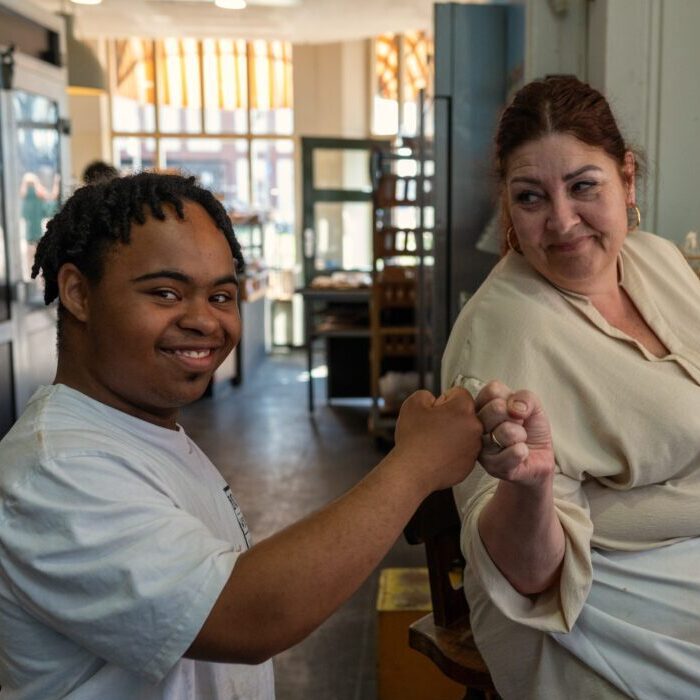 Werknemers die een boks aan elkaar geven