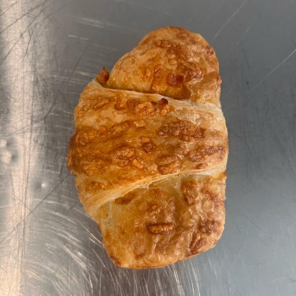 Bakkerswerkplaats ham-kaas croissant