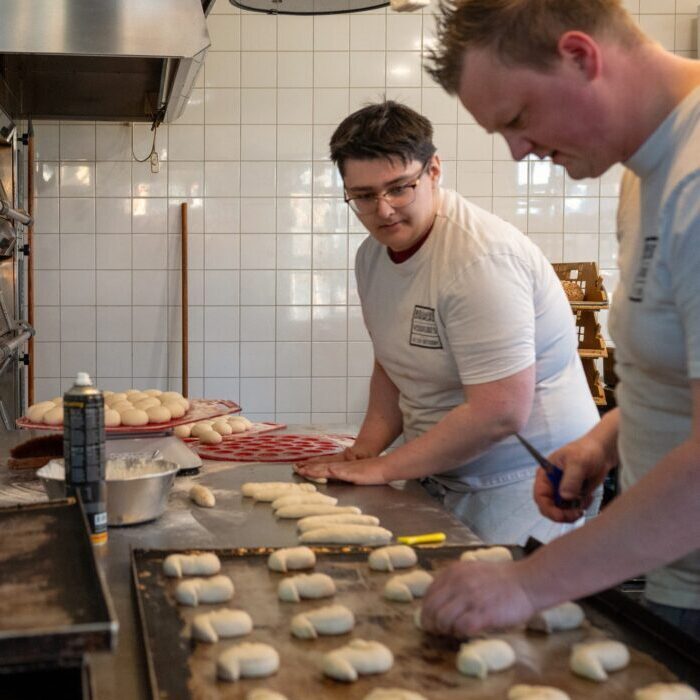 Bakkers die brood maken